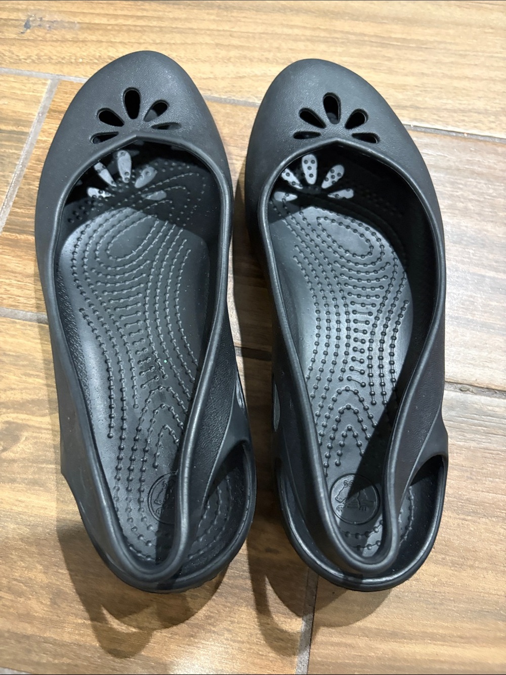 Women’s size 8 Black Slip-On crocs  Flats - Picture 2 of 5